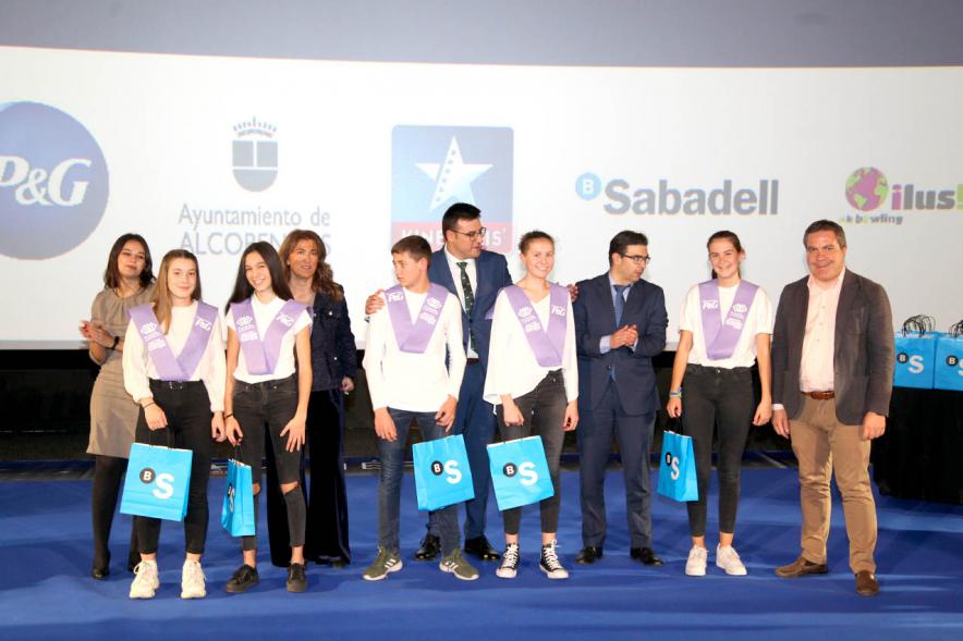 Entrega de 100 Becas FUNDAL 2019 - Imagen del vicealcalde  Miguel Ángel Arranz y otras autoridades en un momento de loa entrega de becas.