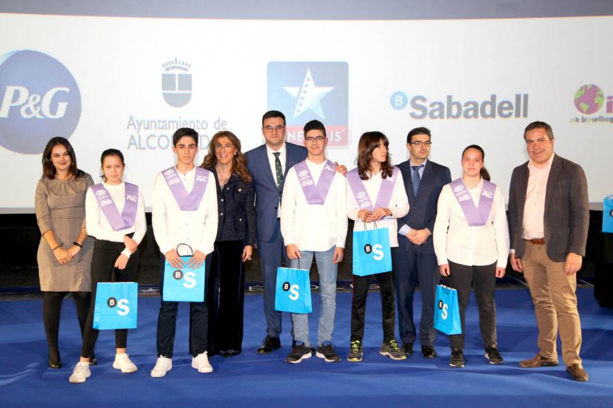 Entrega de 100 Becas FUNDAL 2019 - Imagen del vicealcalde  Miguel Ángel Arranz y otras autoridades en un momento de loa entrega de becas.
