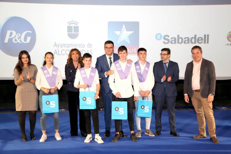 Entrega de 100 Becas FUNDAL 2019 - Imagen del vicealcalde  Miguel Ángel Arranz y otras autoridades en un momento de loa entrega de becas.