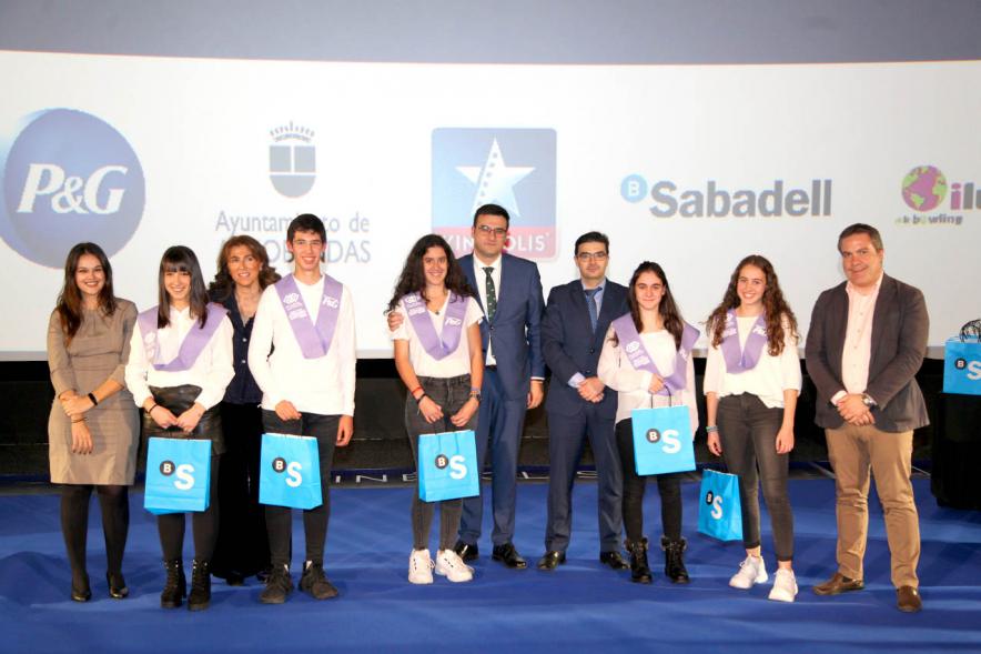 Entrega de 100 Becas FUNDAL 2019 -  Imagen del vicealcalde  Miguel Ángel Arranz y otras autoridades en un momento de loa entrega de becas.