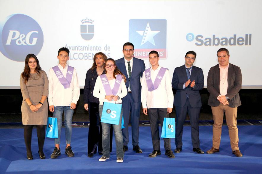 Entrega de 100 Becas FUNDAL 2019 -  Imagen del vicealcalde  Miguel Ángel Arranz y otras autoridades en un momento de loa entrega de becas.