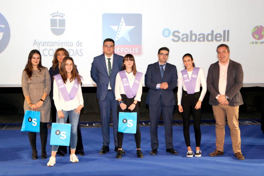 Entrega de 100 Becas FUNDAL 2019 -  Imagen del vicealcalde  Miguel Ángel Arranz y otras autoridades en un momento de loa entrega de becas.
