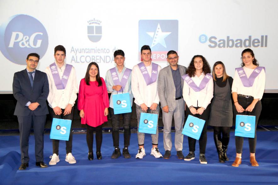 Entrega de 100 Becas FUNDAL 2019 - Imagen del alcalde Rafael ánchez Acera, la concejal de deportes María Espín y otras autoridades en un momento de loa entrega de becas.