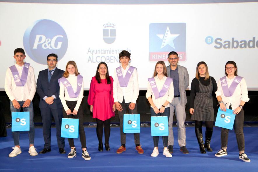 Entrega de 100 Becas FUNDAL 2019 - Imagen del alcalde Rafael ánchez Acera, la concejal de deportes María Espín y otras autoridades en un momento de loa entrega de becas.