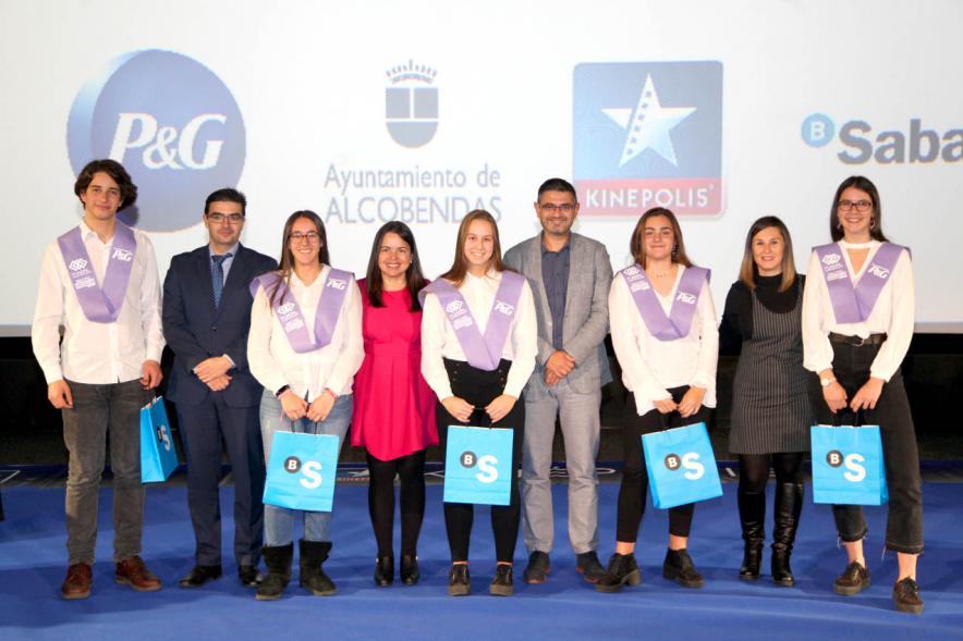 Entrega de 100 Becas FUNDAL 2019 - Imagen del alcalde Rafael ánchez Acera, la concejal de deportes María Espín y otras autoridades en un momento de loa entrega de becas.