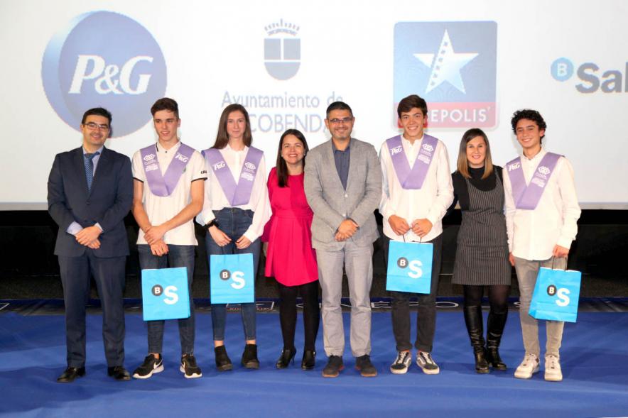 Entrega de 100 Becas FUNDAL 2019 - Imagen del alcalde Rafael sánchez Acera, la concejal de deportes María Espín y otras autoridades en un momento de loa entrega de becas.