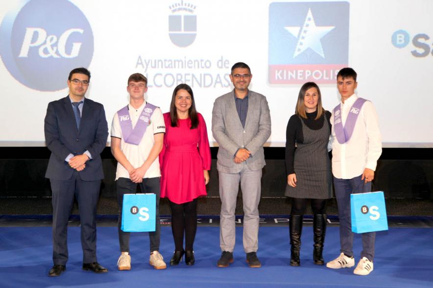 Entrega de 100 Becas FUNDAL 2019 - Imagen del alcalde Rafael ánchez Acera, la concejal de deportes María Espín y otras autoridades en un momento de loa entrega de becas.
