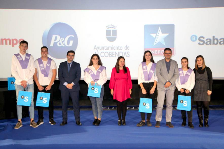Entrega de 100 Becas FUNDAL 2019 - Imagen del alcalde Rafael ánchez Acera, la concejal de deportes María Espín y otras autoridades en un momento de loa entrega de becas.