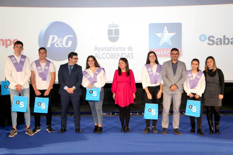 Entrega de 100 Becas FUNDAL 2019 - Imagen del alcalde Rafael ánchez Acera, la concejal de deportes María Espín y otras autoridades en un momento de loa entrega de becas.
