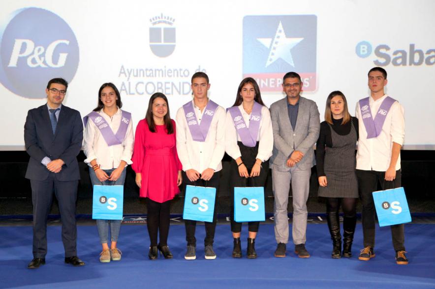 Entrega de 100 Becas FUNDAL 2019 - Imagen del alcalde Rafael ánchez Acera, la concejal de deportes María Espín y otras autoridades en un momento de loa entrega de becas.