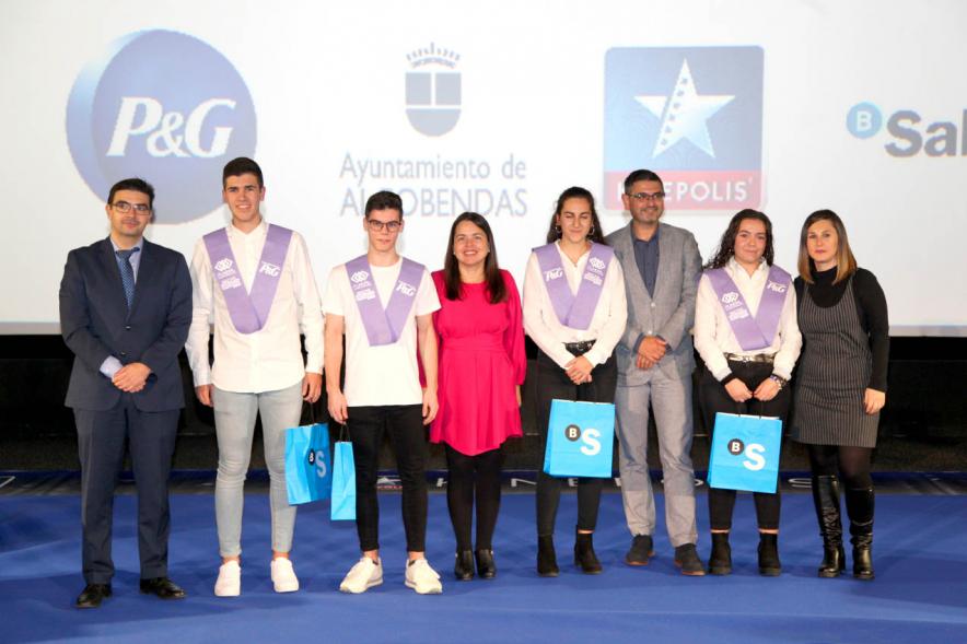 Entrega de 100 Becas FUNDAL 2019 - Imagen del alcalde Rafael ánchez Acera, la concejal de deportes María Espín y otras autoridades en un momento de loa entrega de becas.
