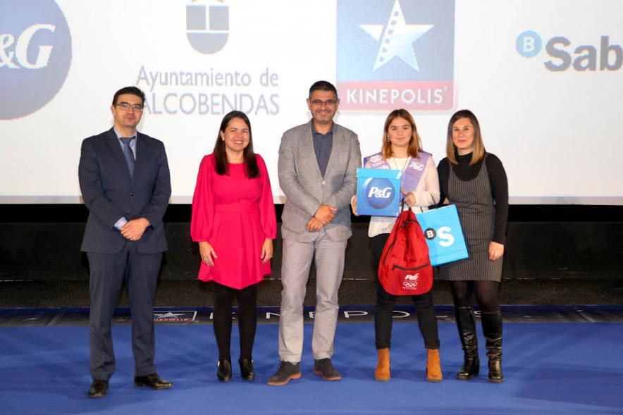 Entrega de 100 Becas FUNDAL 2019 - Imagen del alcalde Rafael ánchez Acera, la concejal de deportes María Espín y otras autoridades en un momento de loa entrega de becas.