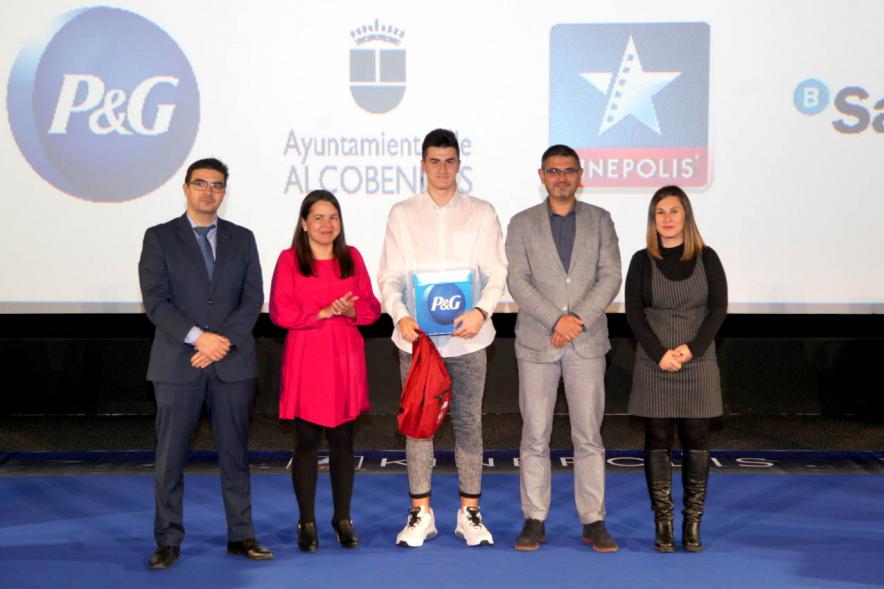 Entrega de 100 Becas FUNDAL 2019 - Imagen del alcalde Rafael sánchez Acera, la concejal de deportes María Espín y otras autoridades al nadador Sergio Martín que ha obtenido además una Mención Extraordinaria.