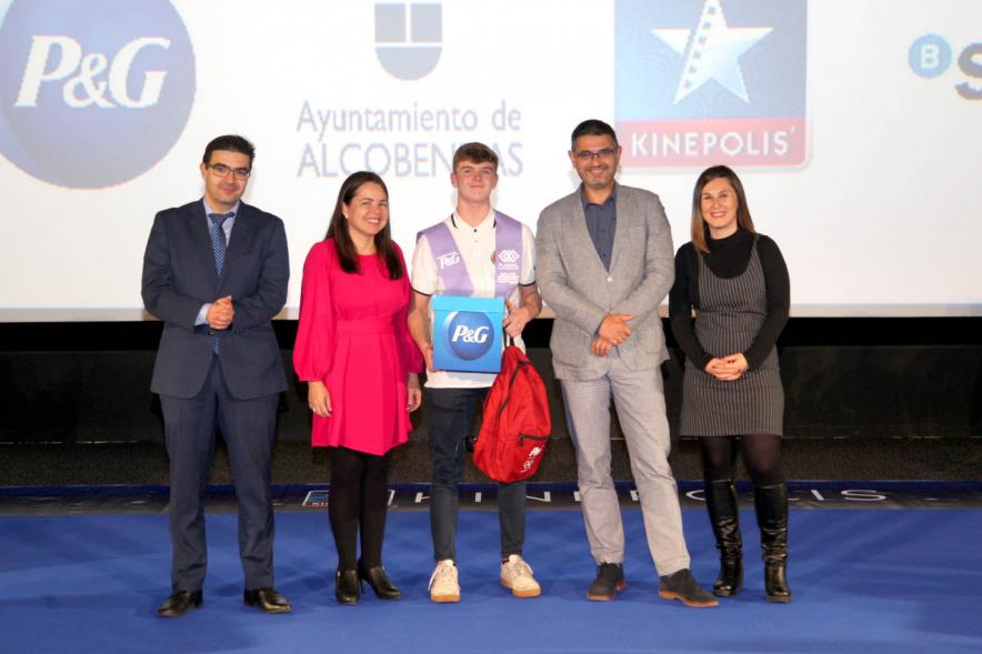 Entrega de 100 Becas FUNDAL 2019 - Imagen del alcalde Rafael sánchez Acera, la concejal de deportes María Espín y otras autoridades en un momento de loa entrega de becas.
