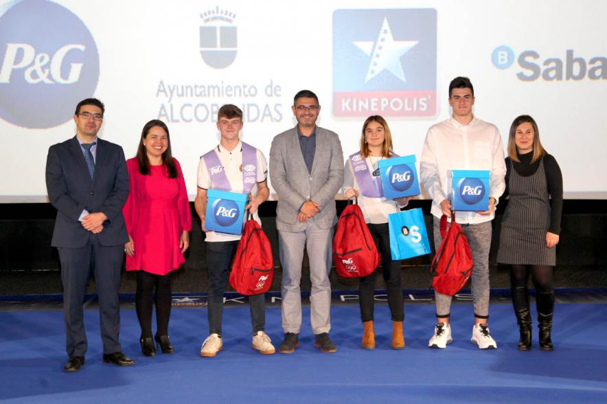 Entrega de 100 Becas FUNDAL 2019 - Imagen del alcalde Rafael sánchez Acera, la concejal de deportes María Espín y otras autoridades en un momento de loa entrega de becas.