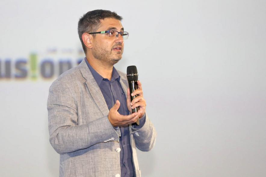 Entrega de 100 Becas FUNDAL 2019 - Imagen del alcalde Rafael Sánchez Acera en el escenario en un  momento que esta dirigiéndose al público.