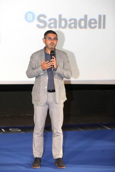 Entrega de 100 Becas FUNDAL 2019 - Imagen del alcalde Rafael Sánchez Acera en el escenario en un  momento que esta dirigiéndose al público.