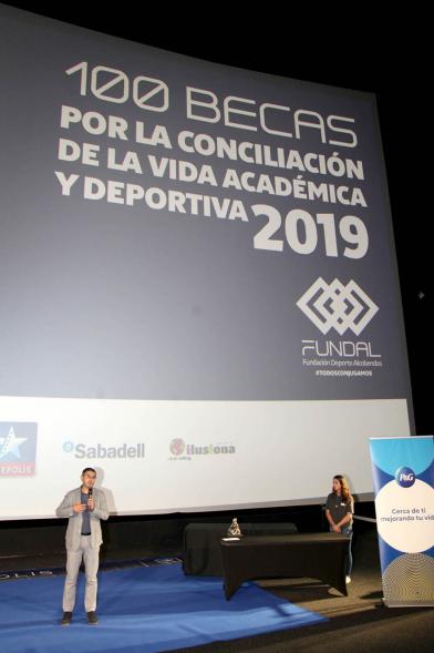 Entrega de 100 Becas FUNDAL 2019 - Imagen lejana del alcalde Rafael Sánchez Acera en el escenario en un  momento que esta dirigiéndose al público.