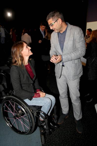 Entrega de 100 Becas FUNDAL 2019 - Imagen del alcalde Rafael Sánchez Acera charlando con una deportista paralímpica.