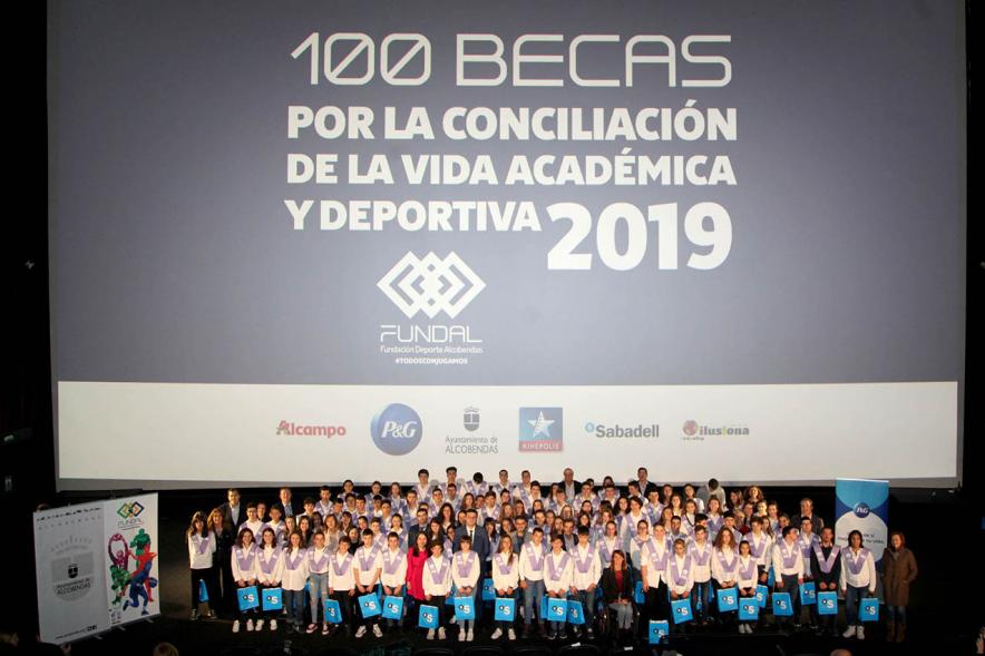 Entrega de 100 Becas FUNDAL 2019 - Imagen lejana de todos los premiados y las autoridades que han entregado los premios en el escenario.