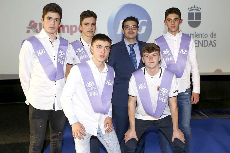 Entrega de 100 Becas FUNDAL 2019 - Imagen de varios becados.