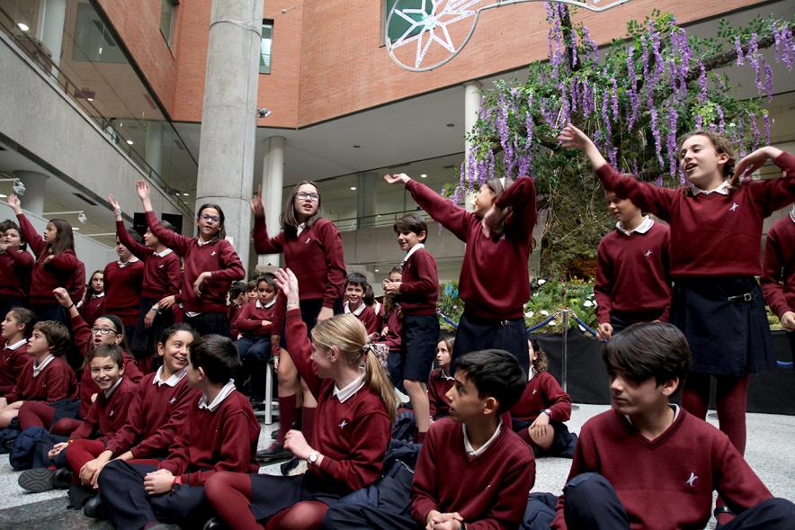 Niños en coreografía