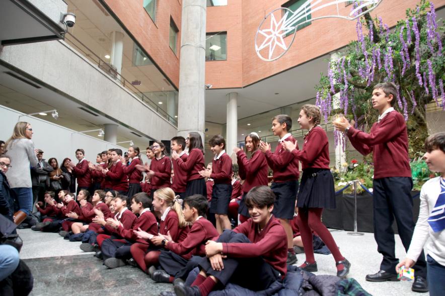 Niños cantando