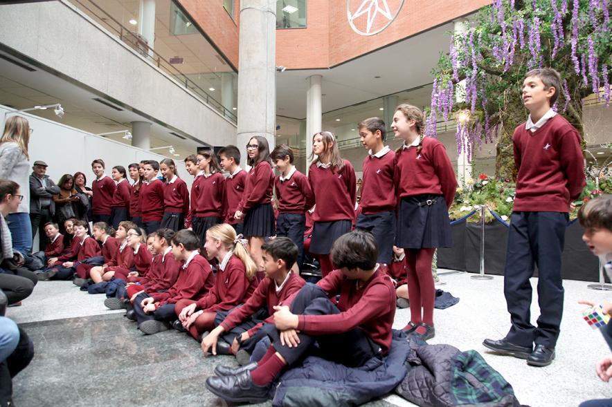 Niños cantando