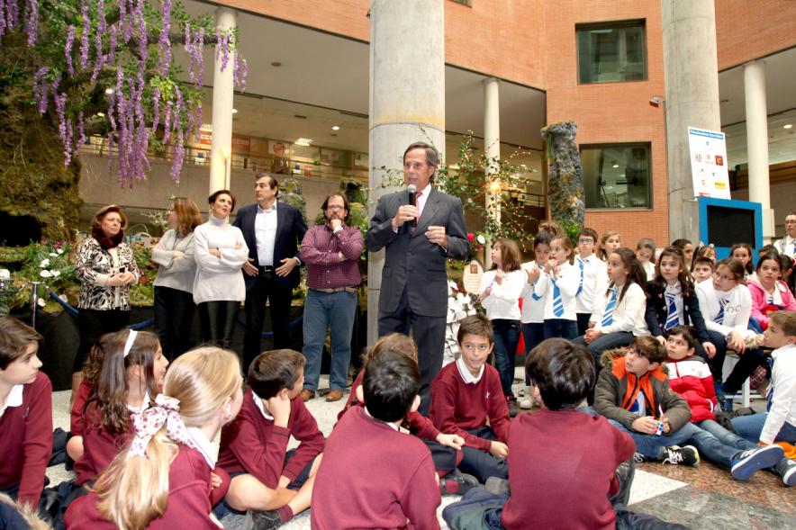 Alcalde charla con los niños y asistentes