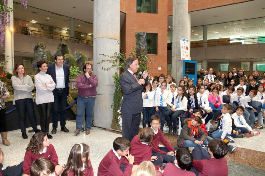 Alcalde charla con asistentes
