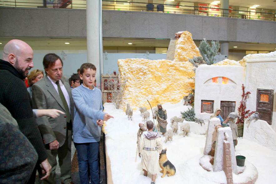 Inauguración del Belén Municipal 2016 -  El alcalde y los visitantes al Belén.