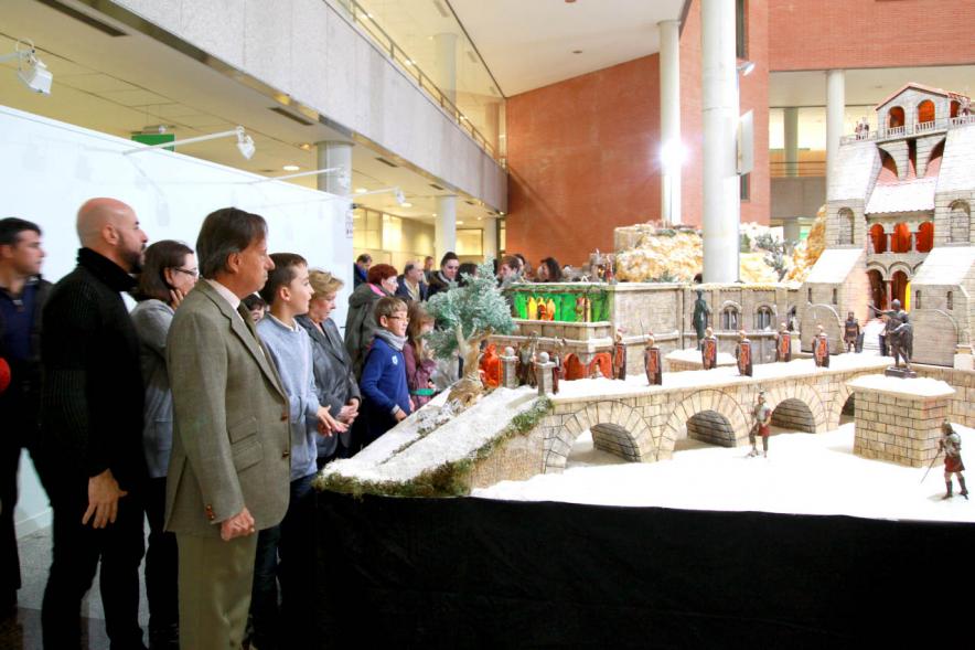 Inauguración del Belén Municipal 2016 -  El alcalde con los visitantes al Belén.