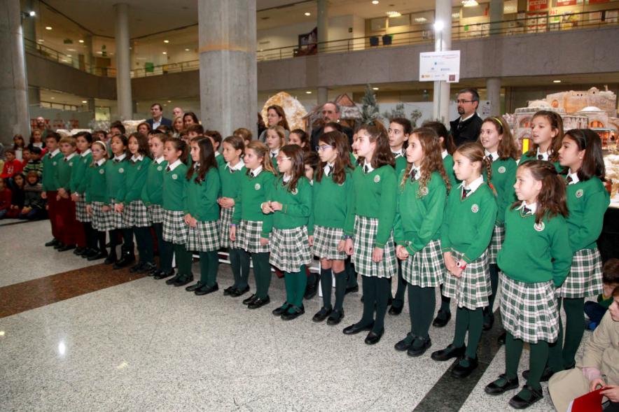 Inauguración del Belén Municipal 2016 -  Los alumnos frente al Belén.