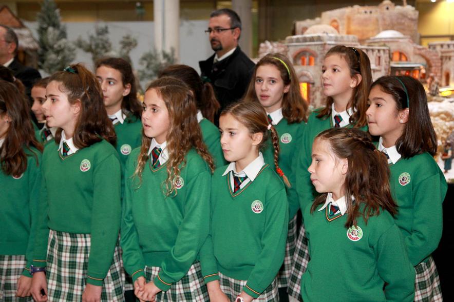 Inauguración del Belén Municipal 2016 -  Los alumnos frente al Belén.