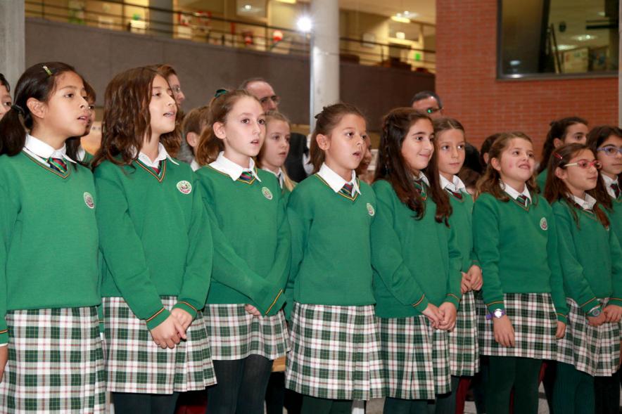 Inauguración del Belén Municipal 2016 -  Los alumnos frente al Belén.