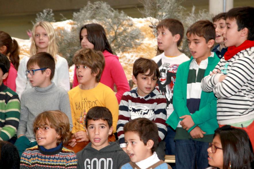 Inauguración del Belén Municipal 2016 -  Los alumnos frente al Belén.