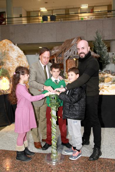 Inauguración del Belén Municipal 2016 - El alcalde con los niños.