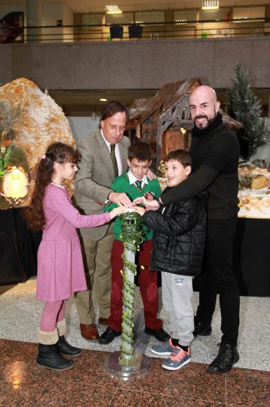 Inauguración del Belén Municipal 2016 -  El alcalde con los visitantes al Belén.
