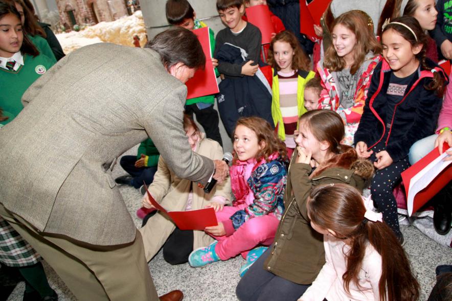 Inauguración del Belén Municipal 2016 - El alcalde con los niños.