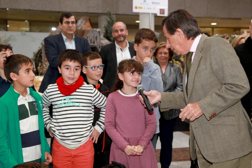 Inauguración del Belén Municipal 2016 -  El alcalde con los niños.