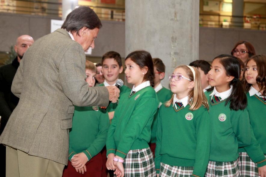 Inauguración del Belén Municipal 2016 -   El alcalde con los niños.