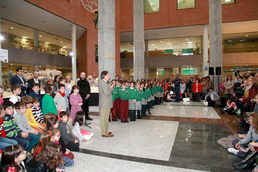Inauguración del Belén Municipal 2016 -  El alcalde con los niños.