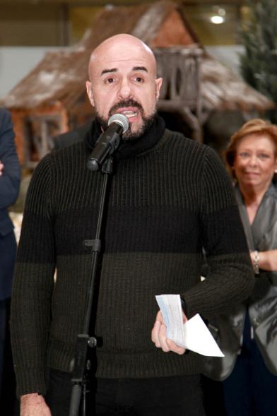 Inauguración del Belén Municipal 2016 -  Visitante al Belén.