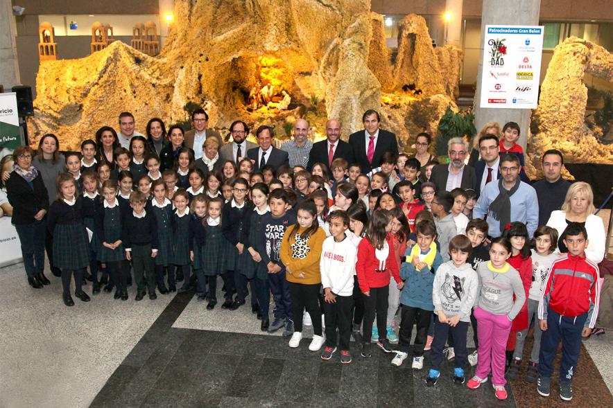 Inauguración Belén Municipal 2018 - Cenital de todos los niños visitantes al Belén municipal y el equipo municipal 