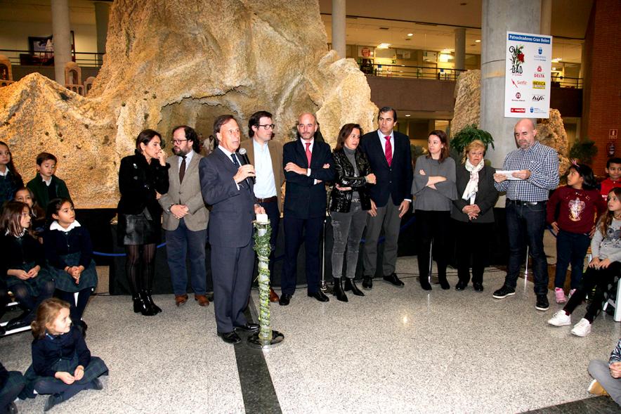 Inauguración Belén Municipal 2018 -Imagen del alcalde hablando con los niños. Las autoridades municipales detrás.