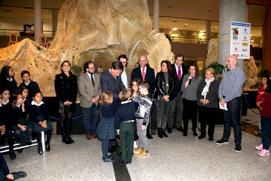 Inauguración Belén Municipal 2018 - Imagen de todo el equipo municipal y el alcalde García de Vinuesa jugando con los niños. 
