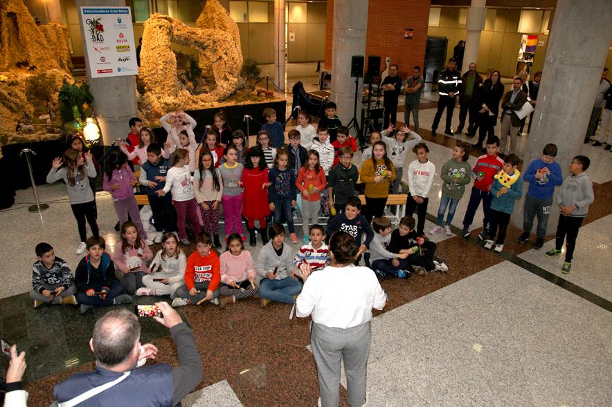Inauguración Belén Municipal 2018 - Cenital de grupo musical infantil con su profesor de música.