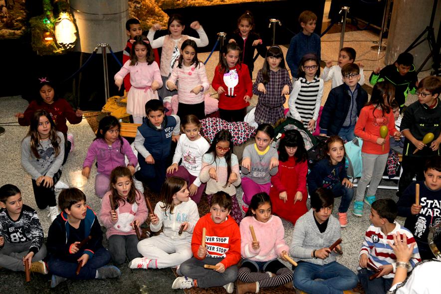 Inauguración Belén Municipal 2018 - Posado de los niños visitantes sentados  a los pies del Belén municipal.