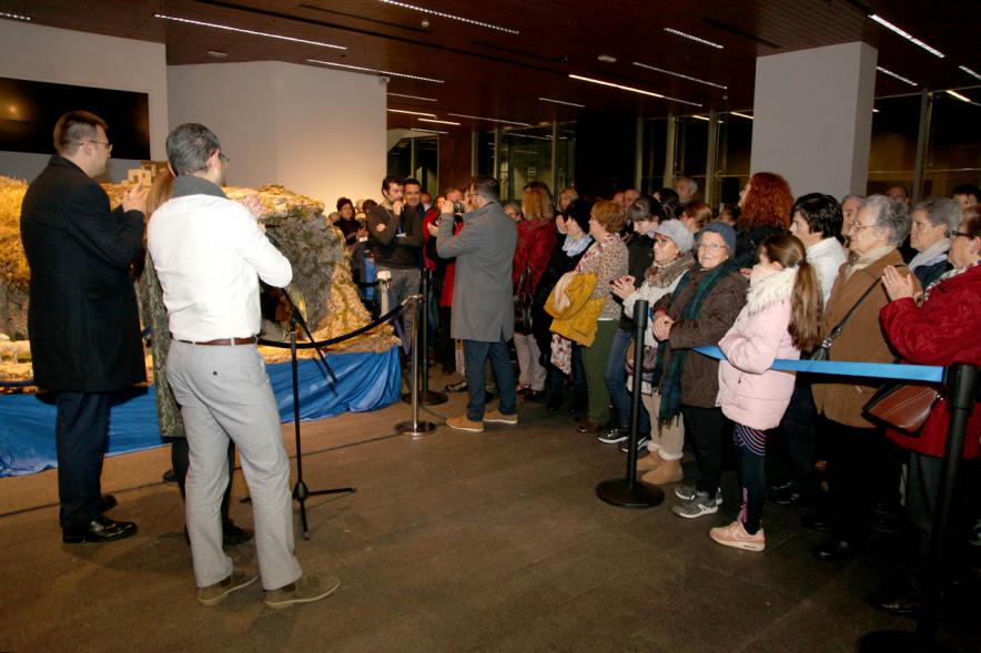 Alcalde Rafael Sanchez, concejal  Miguel Angel Arranz y visitantes.  Inauguración del Belén Municipal en el Centro de Arte -2019