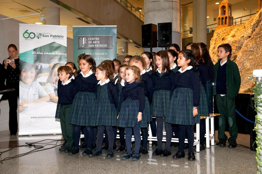Inauguración Belén Municipal 2018 - Posado de los niños visitantes sentados  a los pies del Belén municipal.